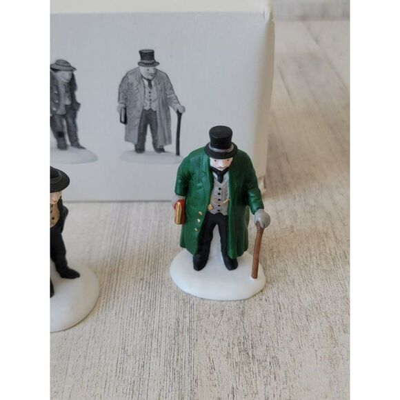 Dept 56 55549 Oliver Twist Heritage Village Collection accessory xmas set - Picture 4 of 12